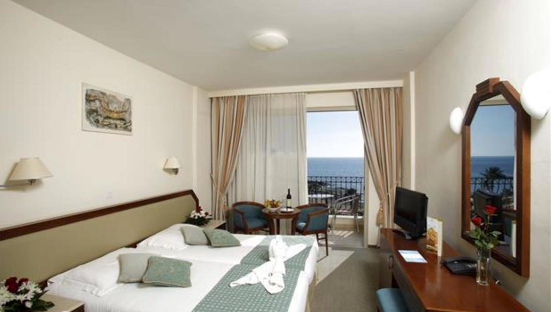 Тур в Пафос на 7 ночей в Aquamare Beach Hotel & Spa (Кипр) с 12.05.18 от 62 934 рублей (BB) на двоих
