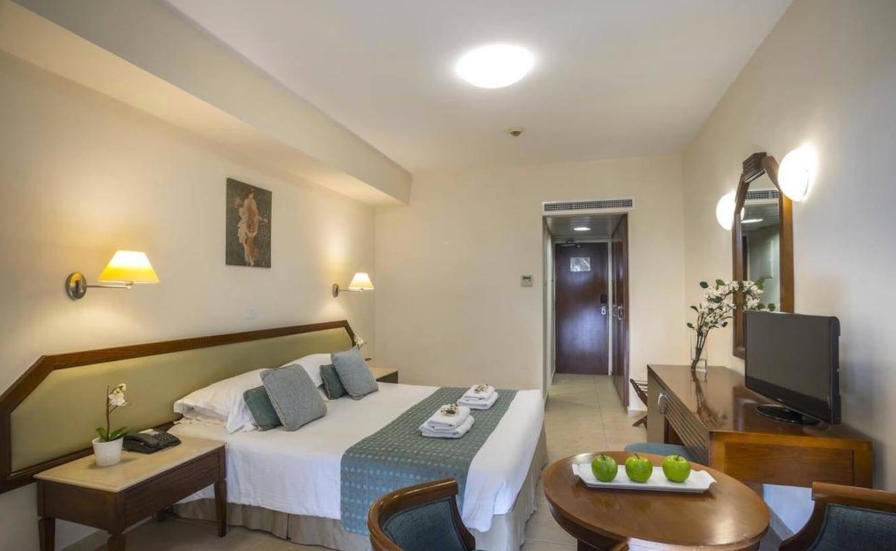 Тур в Пафос в отель Aquamare Beach Hotel & Spa 4* (Кипр) на 7 ночей с 18.05.19 от 65 004 рублей (BB) на двоих